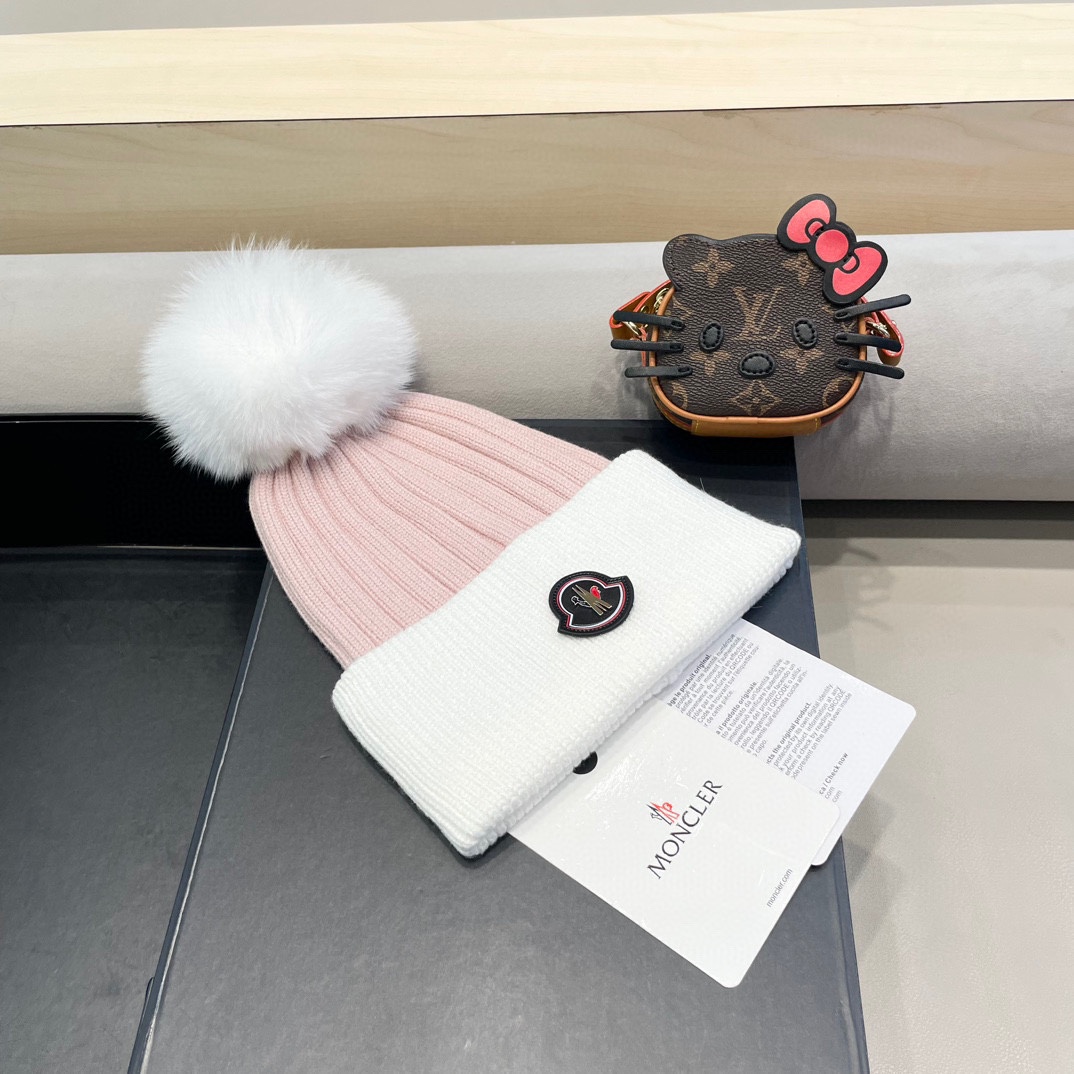 🌹蒙口针织帽🎁MONCLER毛线帽🎀兔绒➕羊绒👍配狐狸毛球帽🎀质量非常柔软舒服，保暖又时尚，简约大气，百搭款！