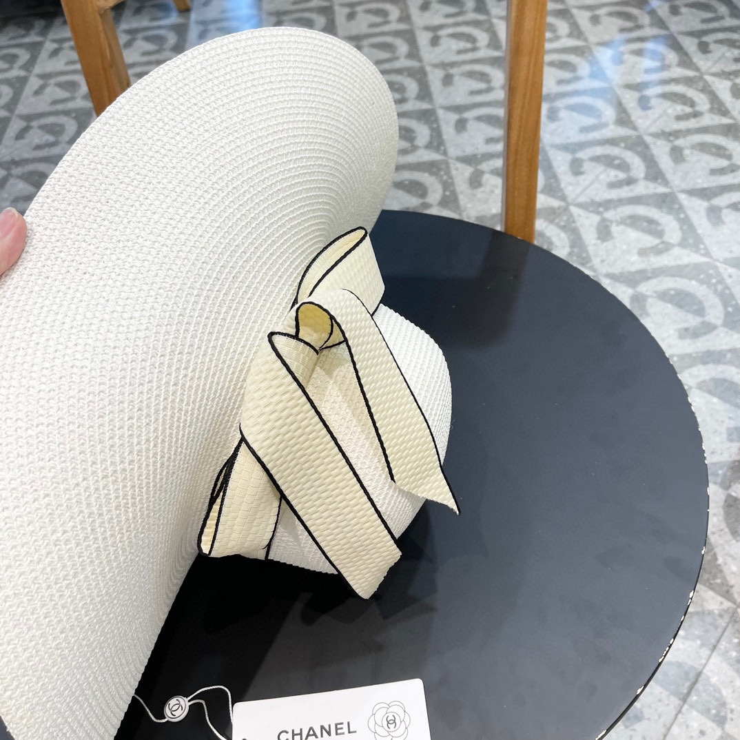 【CHANEL香奈儿】的新款草编遮阳圆顶草帽🤩沙滩风，简约大方，百搭单品～出街首选，
