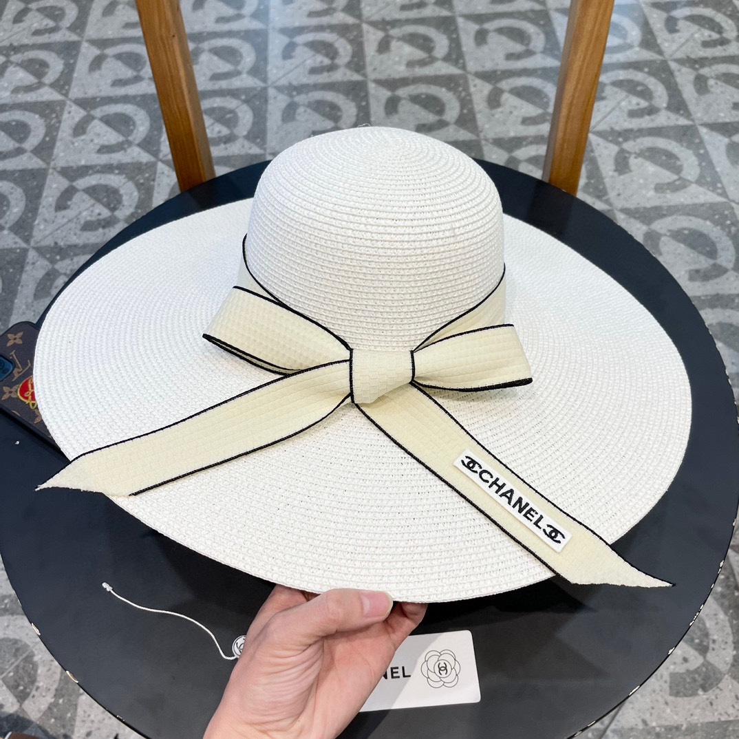 【CHANEL香奈儿】的新款草编遮阳圆顶草帽🤩沙滩风，简约大方，百搭单品～出街首选，