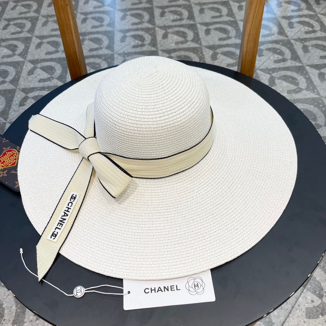【CHANEL香奈儿】的新款草编遮阳圆顶草帽🤩沙滩风，简约大方，百搭单品～出街首选，