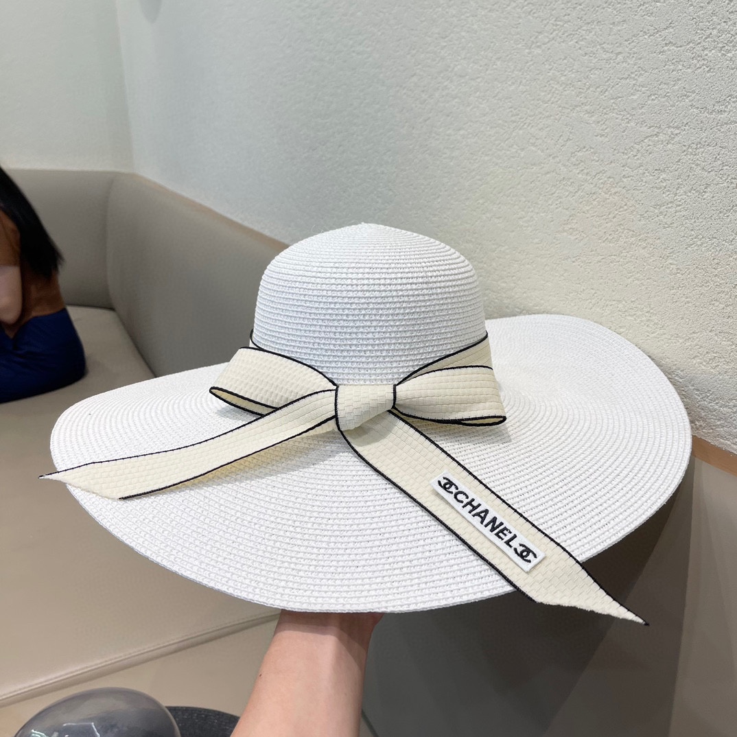 【CHANEL香奈儿】的新款草编遮阳圆顶草帽🤩沙滩风，简约大方，百搭单品～出街首选，