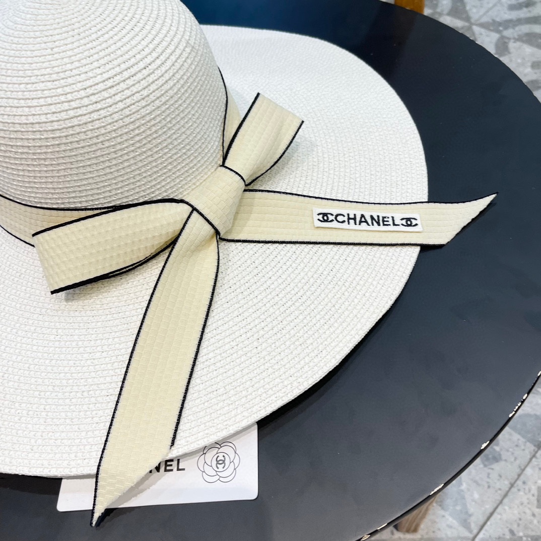 【CHANEL香奈儿】的新款草编遮阳圆顶草帽🤩沙滩风，简约大方，百搭单品～出街首选，