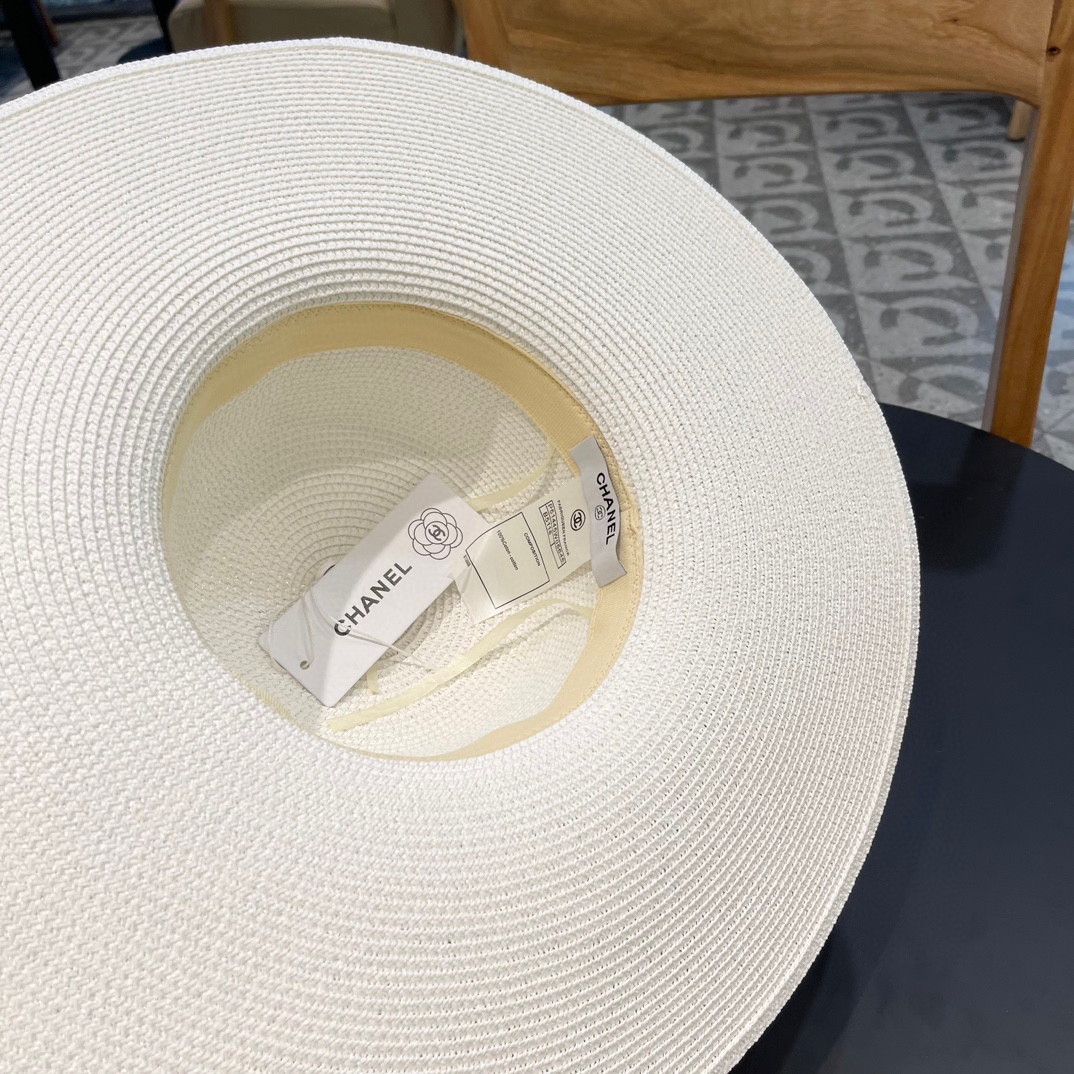 【CHANEL香奈儿】的新款草编遮阳圆顶草帽🤩沙滩风，简约大方，百搭单品～出街首选，