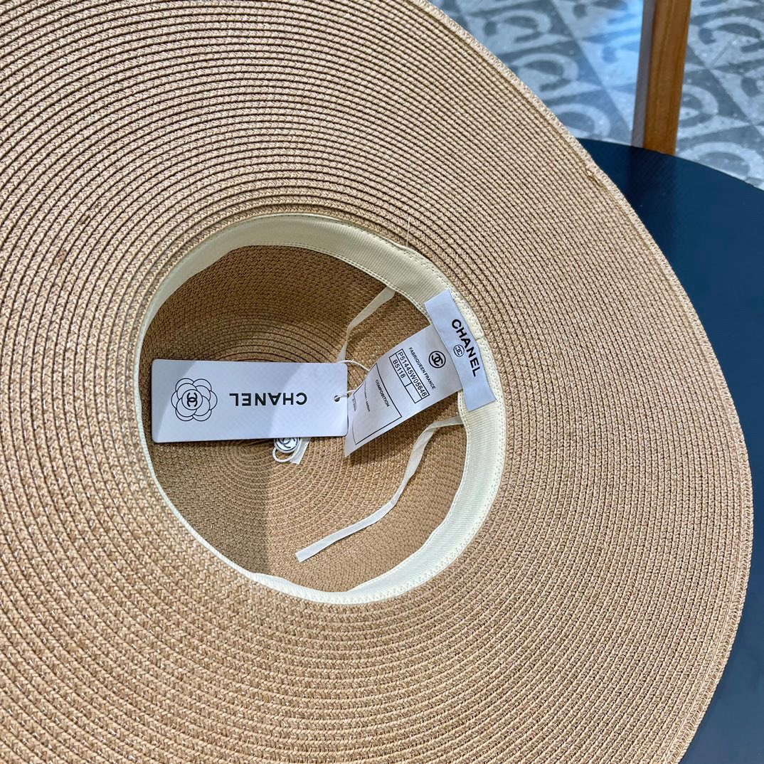 【CHANEL香奈儿】的新款草编遮阳圆顶草帽🤩沙滩风，简约大方，百搭单品～出街首选，