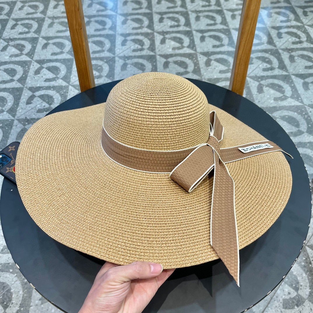 【CHANEL香奈儿】的新款草编遮阳圆顶草帽🤩沙滩风，简约大方，百搭单品～出街首选，