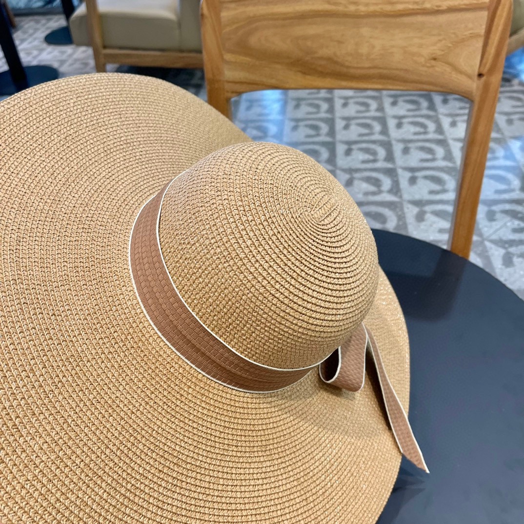 【CHANEL香奈儿】的新款草编遮阳圆顶草帽🤩沙滩风，简约大方，百搭单品～出街首选，