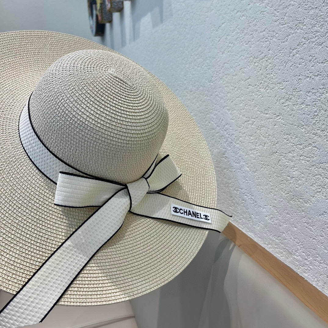 【CHANEL香奈儿】的新款草编遮阳圆顶草帽🤩沙滩风，简约大方，百搭单品～出街首选，