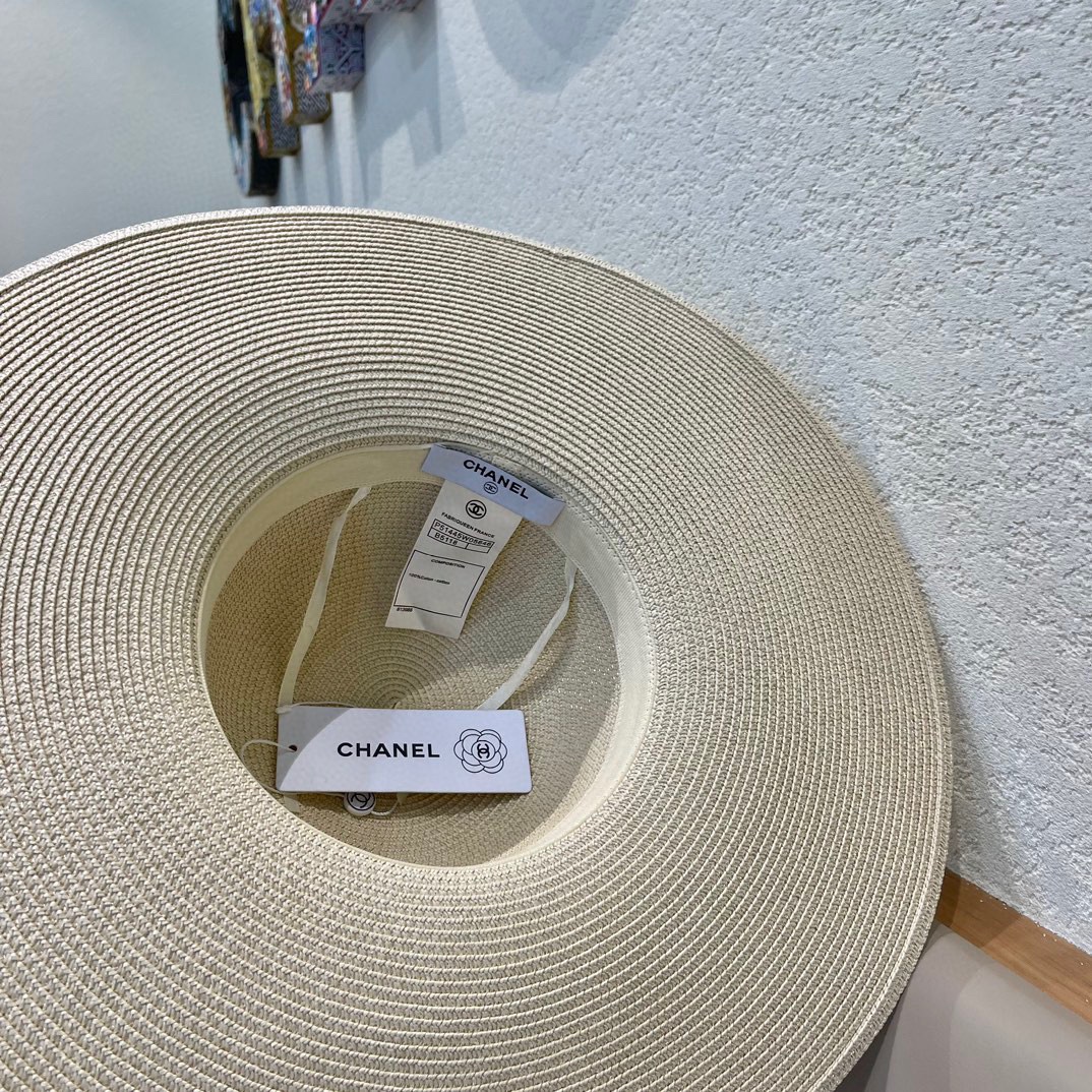 【CHANEL香奈儿】的新款草编遮阳圆顶草帽🤩沙滩风，简约大方，百搭单品～出街首选，