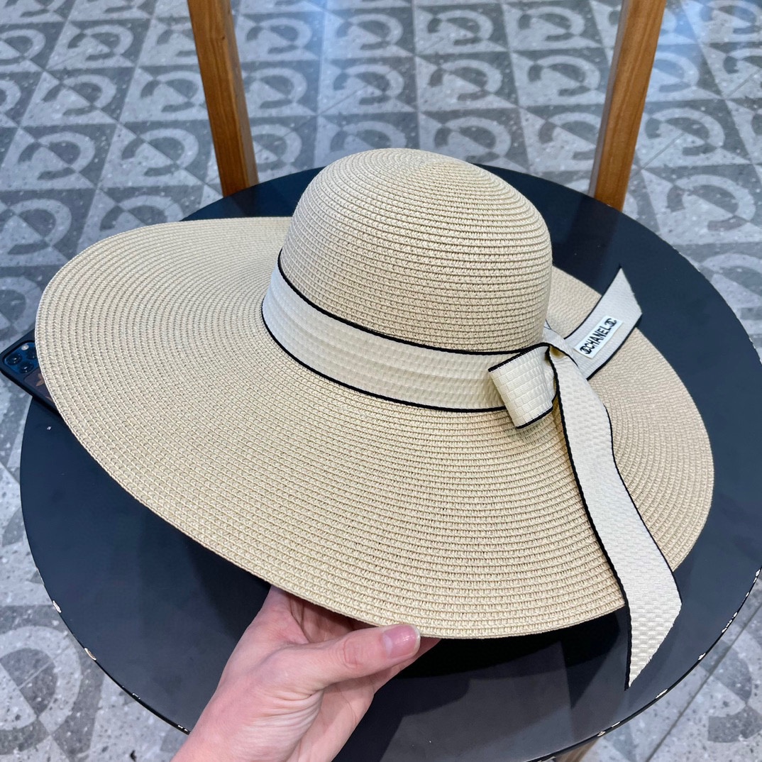 【CHANEL香奈儿】的新款草编遮阳圆顶草帽🤩沙滩风，简约大方，百搭单品～出街首选，