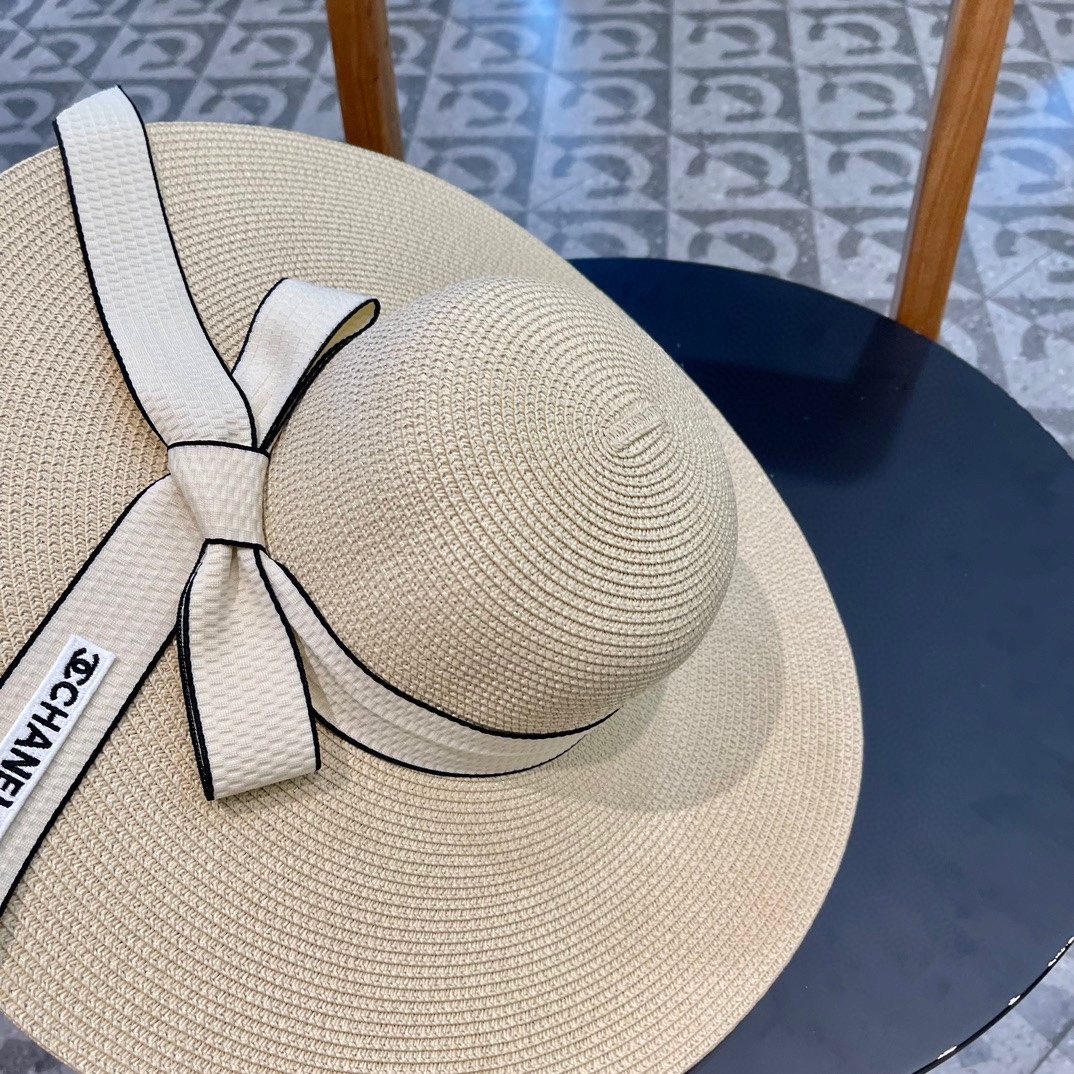 【CHANEL香奈儿】的新款草编遮阳圆顶草帽🤩沙滩风，简约大方，百搭单品～出街首选，