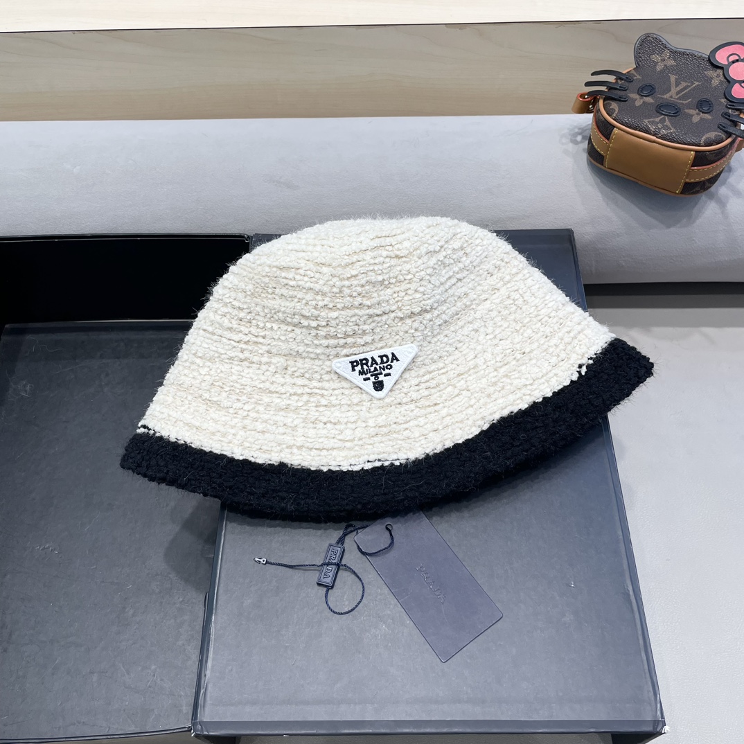 NO:214725,Pr@da Prada's new autumn and winter lamb fur fisherman's hat~ It is a super perfect interpretation of the sweet and cool style. I love it so much. It's sexy and handsome on the head. Both are online!  No girl rejected the fluffy item. Hat fisherman hat baseball hat knit hat, hat, prada, espadrilles, hats19860909Pr@da 普拉达秋冬新款羊羔毛渔夫帽～ 完全是超级完美的诠释了甜酷风 简直太爱了 上头性感又帅气 双双在线！ 没有哪个女孩子拒绝的了毛绒绒的单品哦帽子渔夫帽棒球帽针织帽,帽子,prada,espadrilles,hats,hat