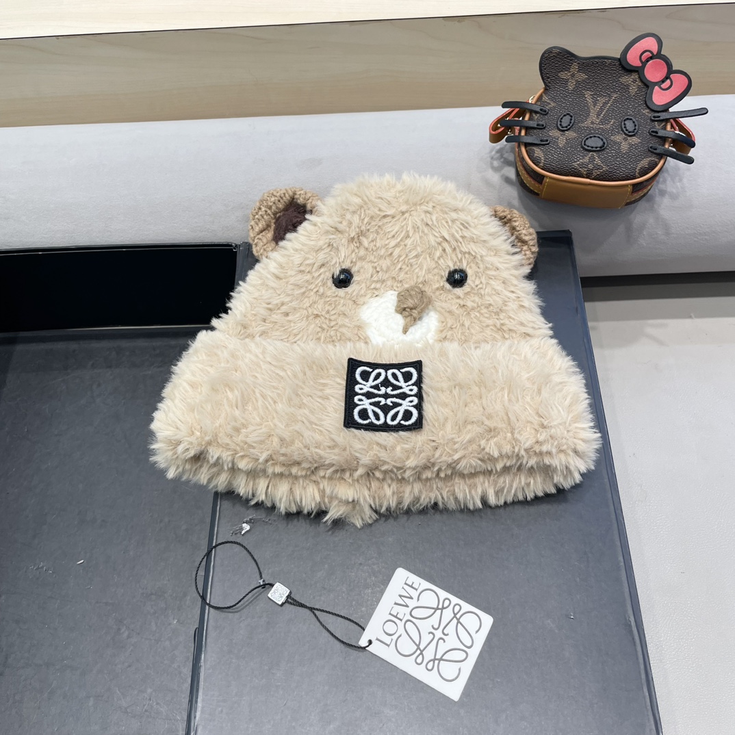 NO:214751,LOEWE Cute Bear White Knitted Hat Big Head Warm Winter Equivalent Ear Protection Wool Hat Shows Small Thickening and Cold-proof Hat Fisherman's Hat Baseball Hat Knitted Hats, Hats, Loewe, Loewe, espadrilles, Hats19860909LOEWE 罗意威可爱小熊白色针织帽大头围保暖冬季百搭护耳毛线帽显脸小加厚防寒 帽子渔夫帽棒球帽针织帽,帽子,loewe,loewe,espadrilles,hats,hat