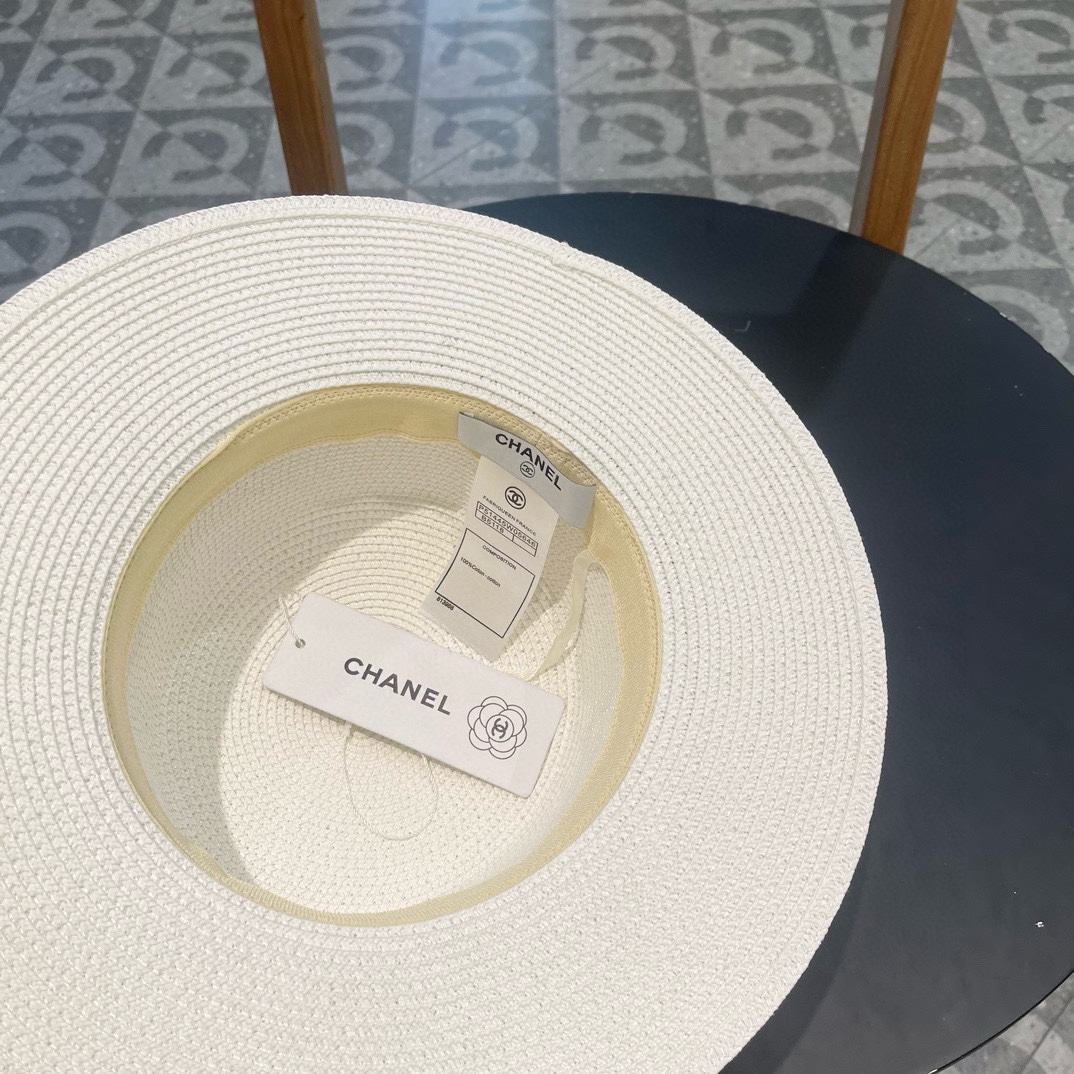  【CHANEL香奈儿】2025的新款草编遮阳平顶草帽🤩沙滩风，简约大方，百搭单品～出街首选，新款帽型超