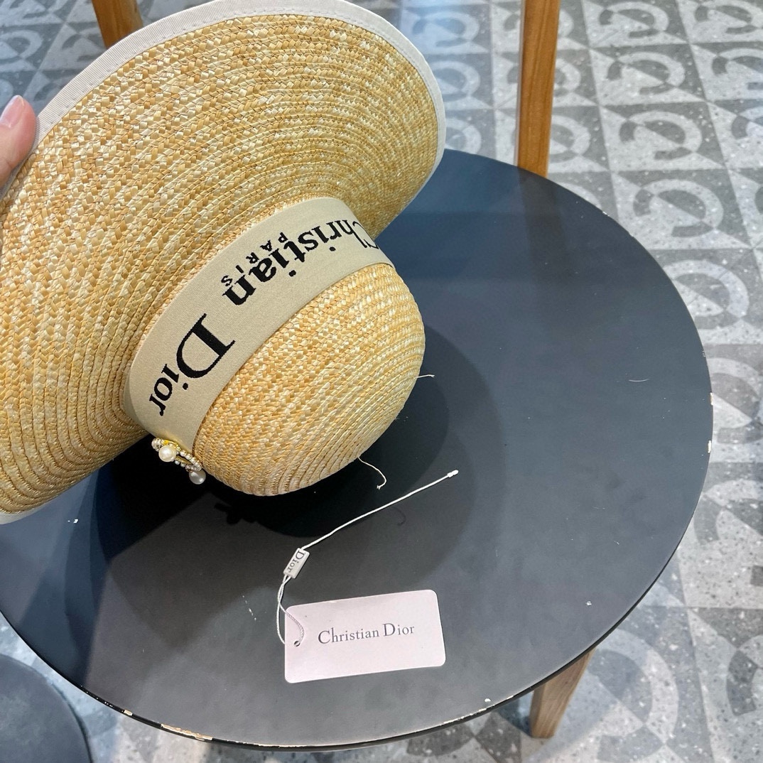   Chanel 香奈儿 官方新款麦秆草帽，高密度制作，一顶超级有品位的草帽了~出街首选！帽型超美腻颜色