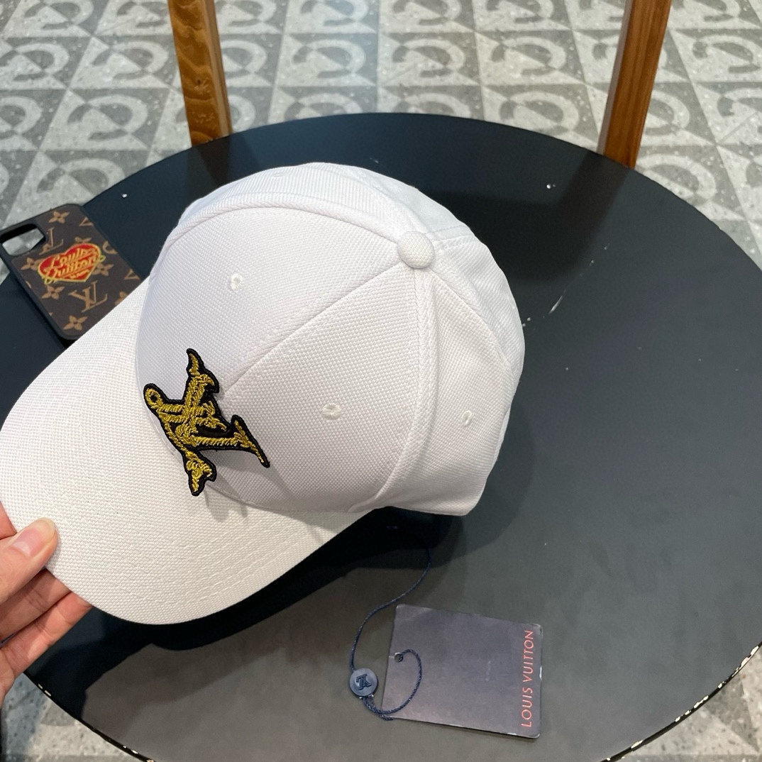   LV新款棒球帽🧢
高品质定制！这款必定是极简主义的最爱
干净，利索，时尚百搭，绝对不挑脸型！
属于时