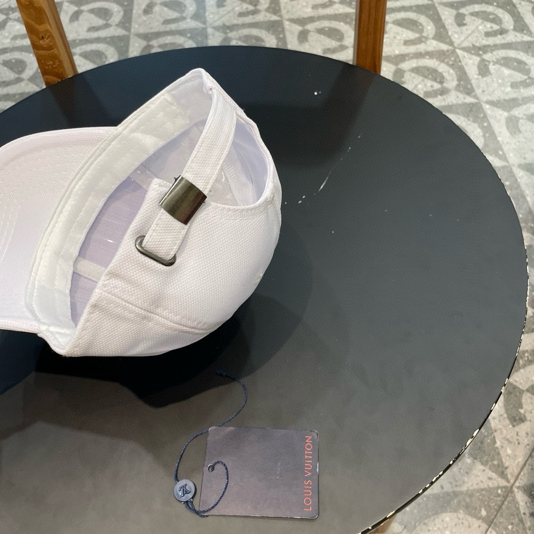   LV新款棒球帽🧢
高品质定制！这款必定是极简主义的最爱
干净，利索，时尚百搭，绝对不挑脸型！
属于时