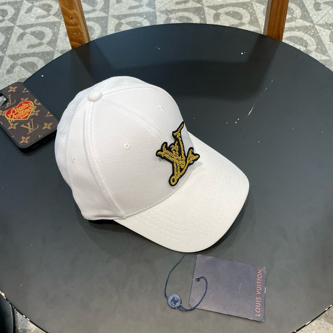   LV新款棒球帽🧢
高品质定制！这款必定是极简主义的最爱
干净，利索，时尚百搭，绝对不挑脸型！
属于时