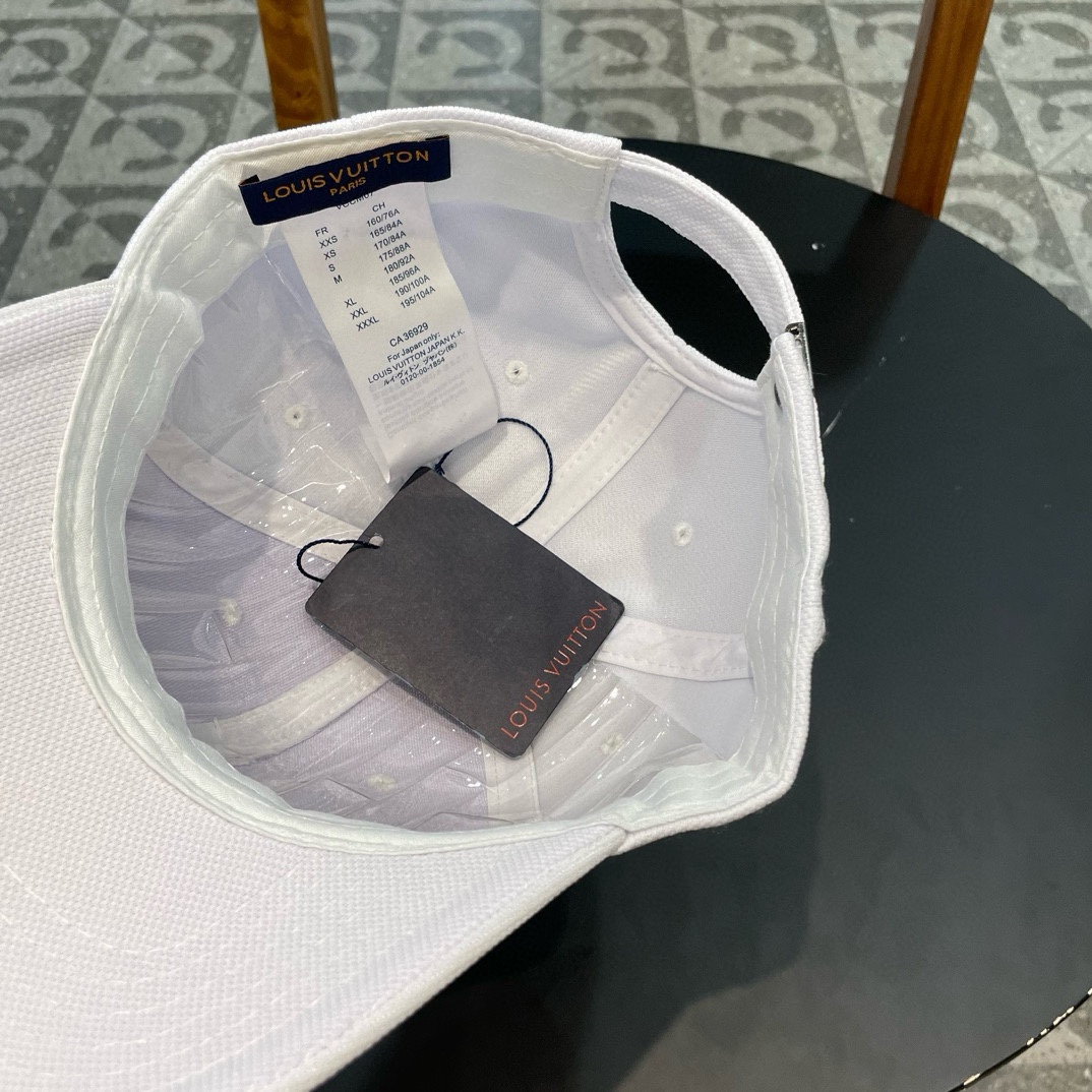   LV新款棒球帽🧢
高品质定制！这款必定是极简主义的最爱
干净，利索，时尚百搭，绝对不挑脸型！
属于时