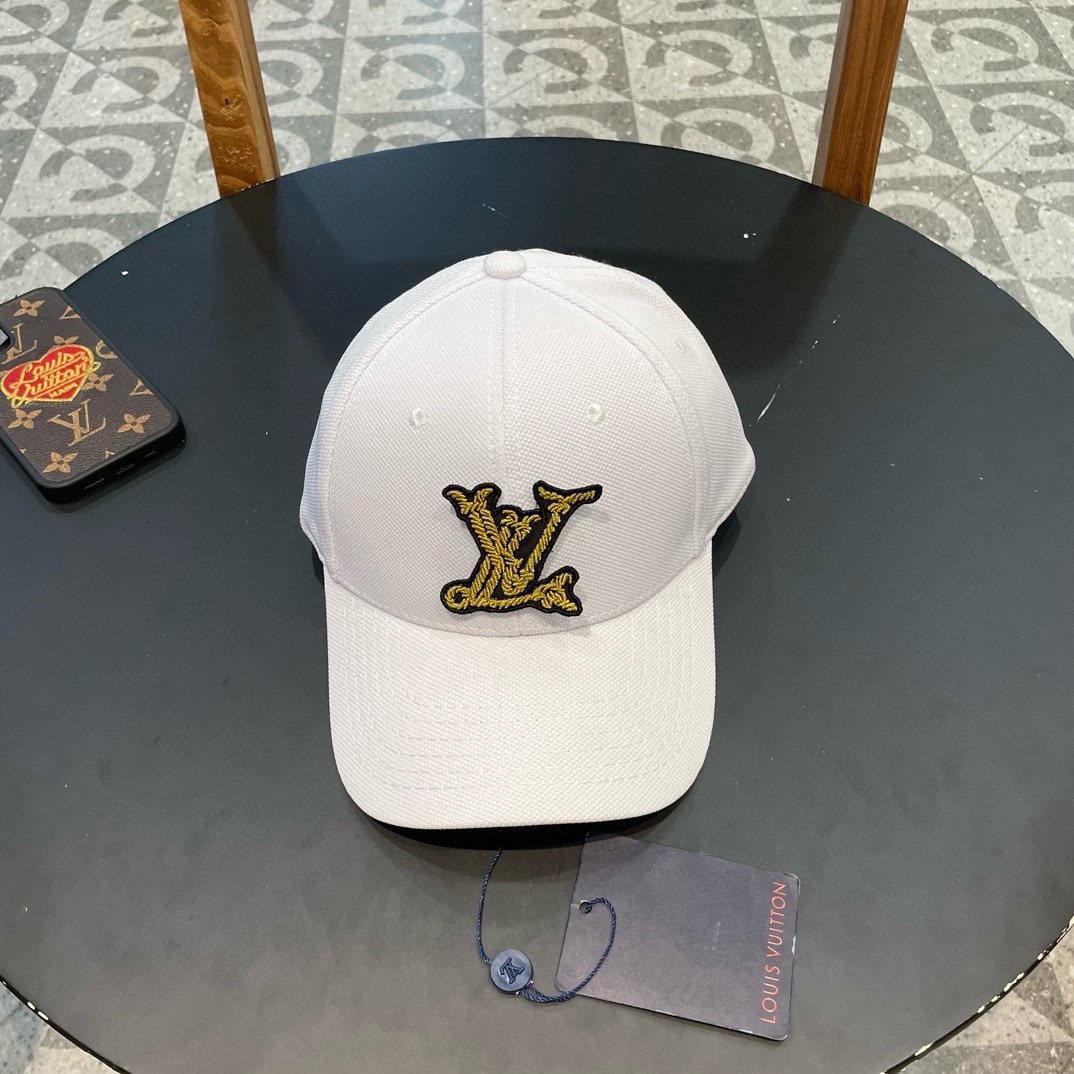   LV新款棒球帽🧢
高品质定制！这款必定是极简主义的最爱
干净，利索，时尚百搭，绝对不挑脸型！
属于时