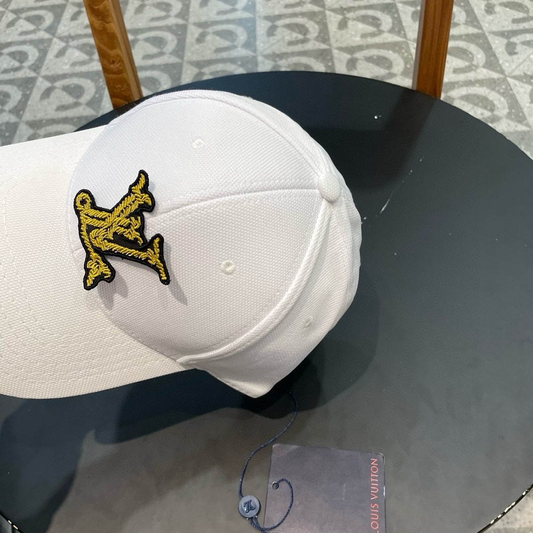   LV新款棒球帽🧢
高品质定制！这款必定是极简主义的最爱
干净，利索，时尚百搭，绝对不挑脸型！
属于时