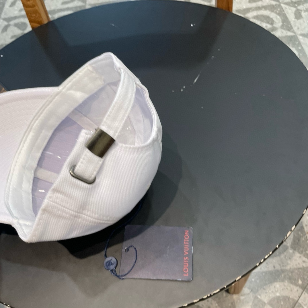   LV新款棒球帽🧢
高品质定制！这款必定是极简主义的最爱
干净，利索，时尚百搭，绝对不挑脸型！
属于时