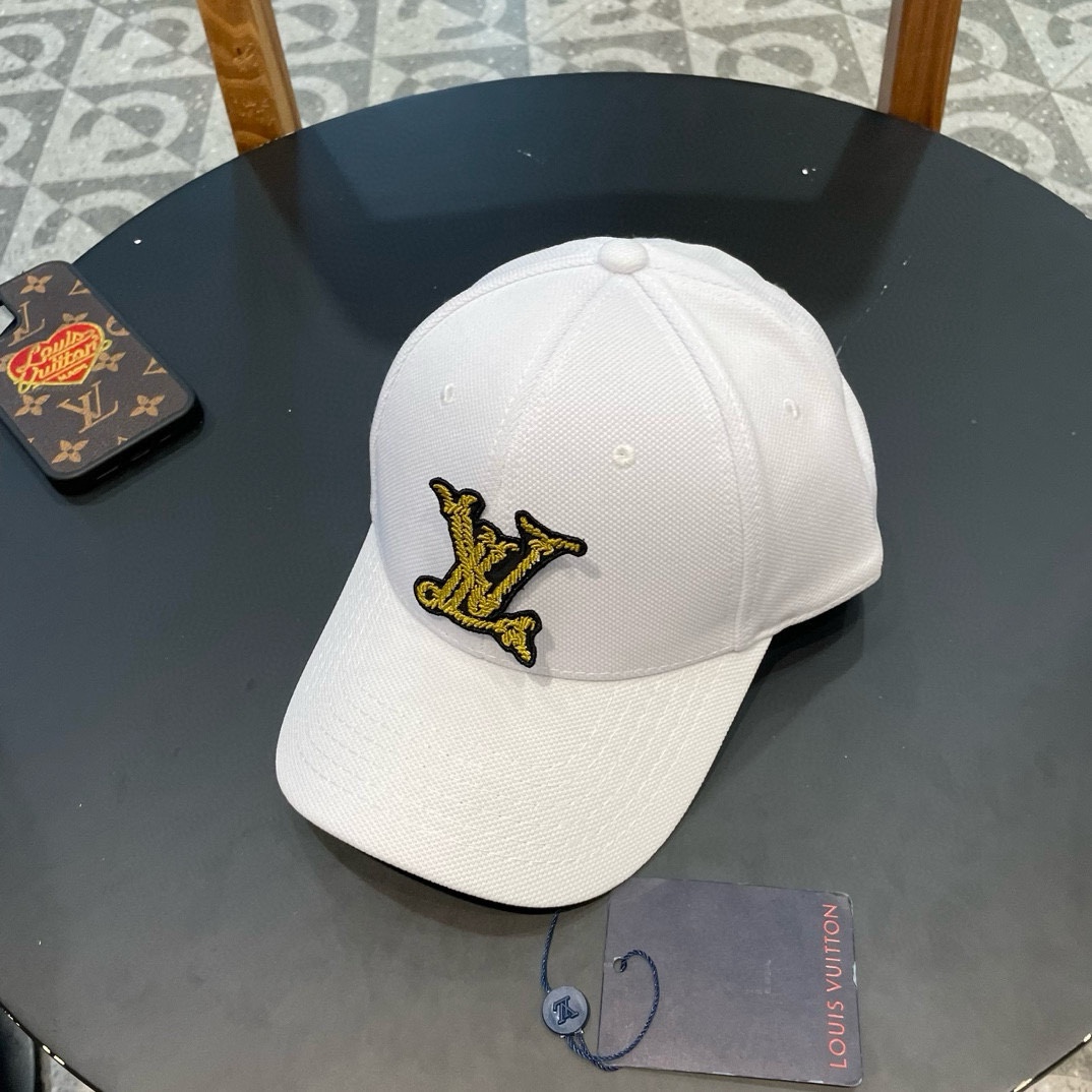   LV新款棒球帽🧢
高品质定制！这款必定是极简主义的最爱
干净，利索，时尚百搭，绝对不挑脸型！
属于时