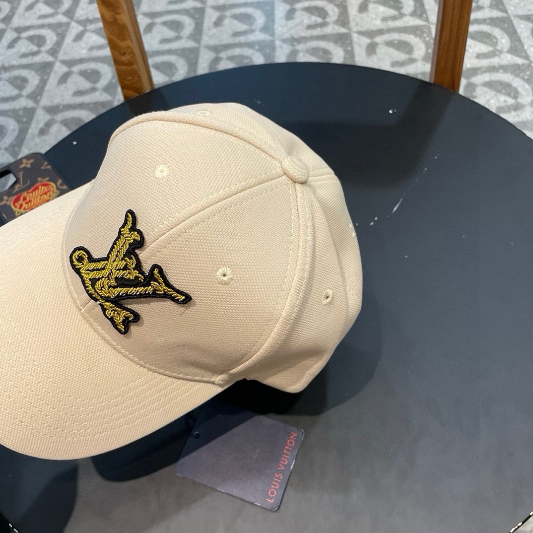   LV新款棒球帽🧢
高品质定制！这款必定是极简主义的最爱
干净，利索，时尚百搭，绝对不挑脸型！
属于时