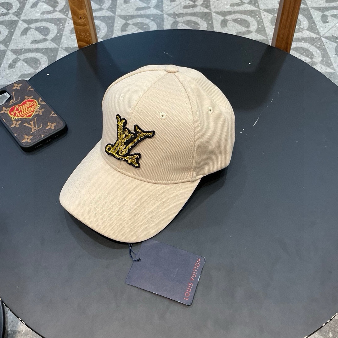   LV新款棒球帽🧢
高品质定制！这款必定是极简主义的最爱
干净，利索，时尚百搭，绝对不挑脸型！
属于时
