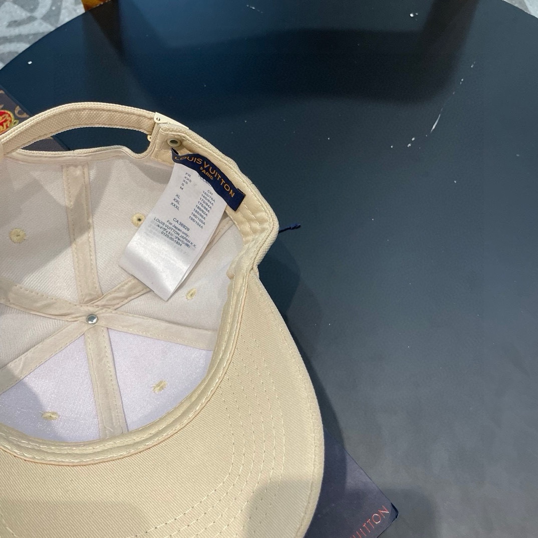   LV新款棒球帽🧢
高品质定制！这款必定是极简主义的最爱
干净，利索，时尚百搭，绝对不挑脸型！
属于时