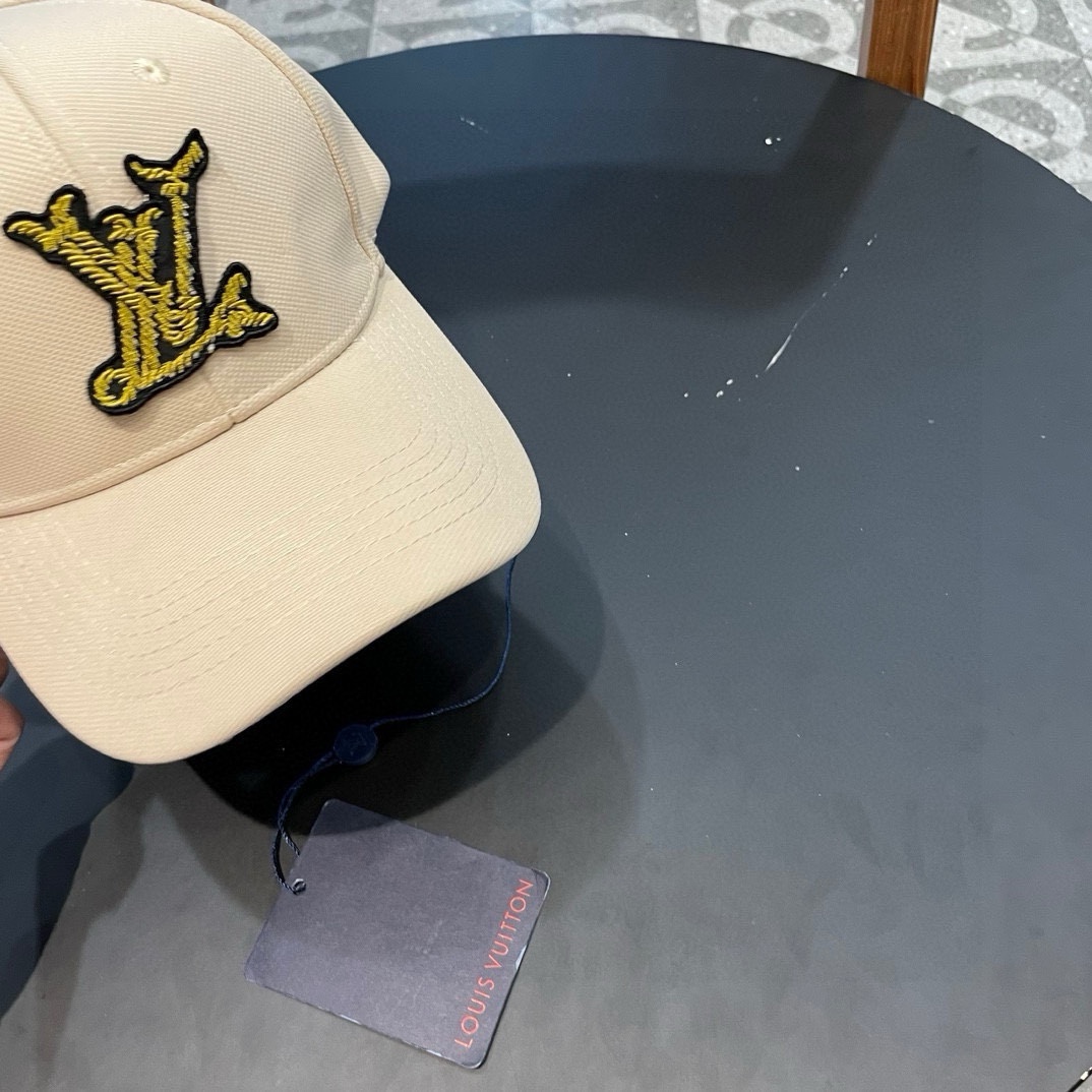   LV新款棒球帽🧢
高品质定制！这款必定是极简主义的最爱
干净，利索，时尚百搭，绝对不挑脸型！
属于时