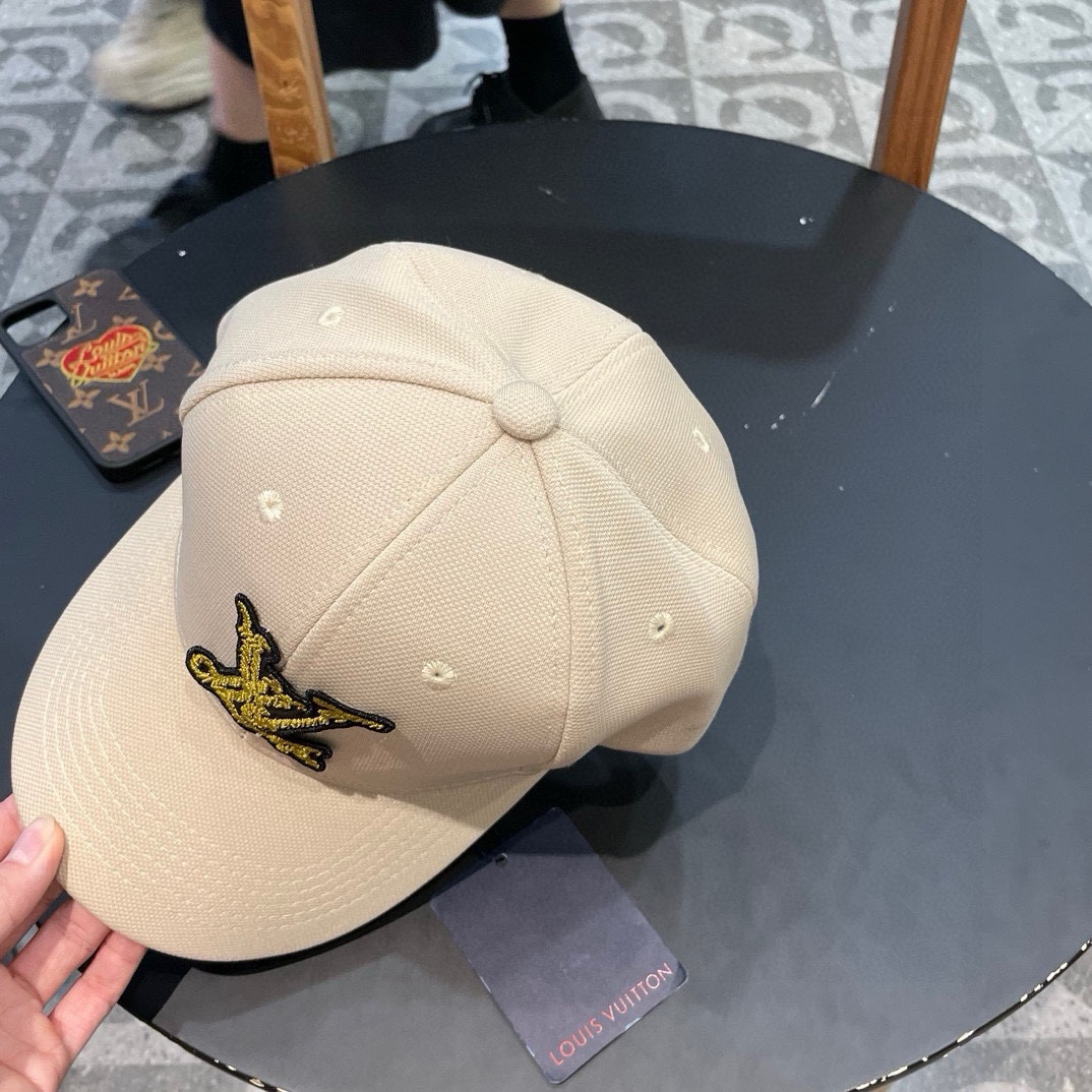   LV新款棒球帽🧢
高品质定制！这款必定是极简主义的最爱
干净，利索，时尚百搭，绝对不挑脸型！
属于时