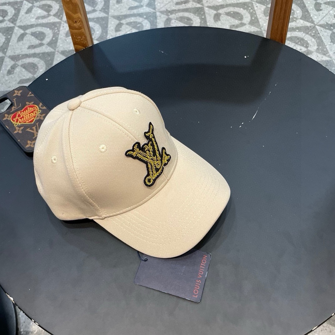   LV新款棒球帽🧢
高品质定制！这款必定是极简主义的最爱
干净，利索，时尚百搭，绝对不挑脸型！
属于时
