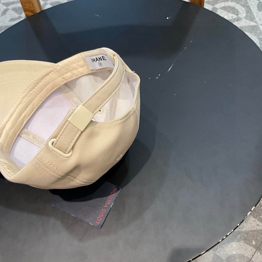   LV新款棒球帽🧢
高品质定制！这款必定是极简主义的最爱
干净，利索，时尚百搭，绝对不挑脸型！
属于时