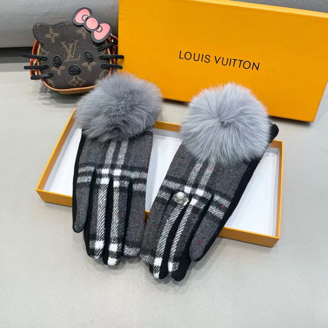 NO:659710,BURBERRY's new large fox fur ball wool gloves are fashionable gloves. They are warm in autumn and winter and have velvet lining. They have a classic plaid. They are super comfortable, soft and versatile!  One size fits all gloves, gloves, burberry, burberry, gloves19860909巴宝莉BURBERRY 专柜新品大狐狸毛球羊毛手套时尚手套,秋冬保暖加绒内里,经典格子,上手超舒适柔软、百搭！均码手套,手套,burberry,burberry,gloves,accessory