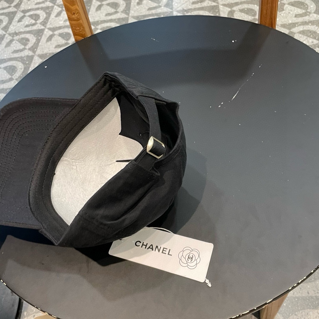  🧢香奈儿Chanel棒球帽🧢，时尚经典款！
可以戴N多年的款式，全棉材质，超舒适，一年四季都是陪你搭配