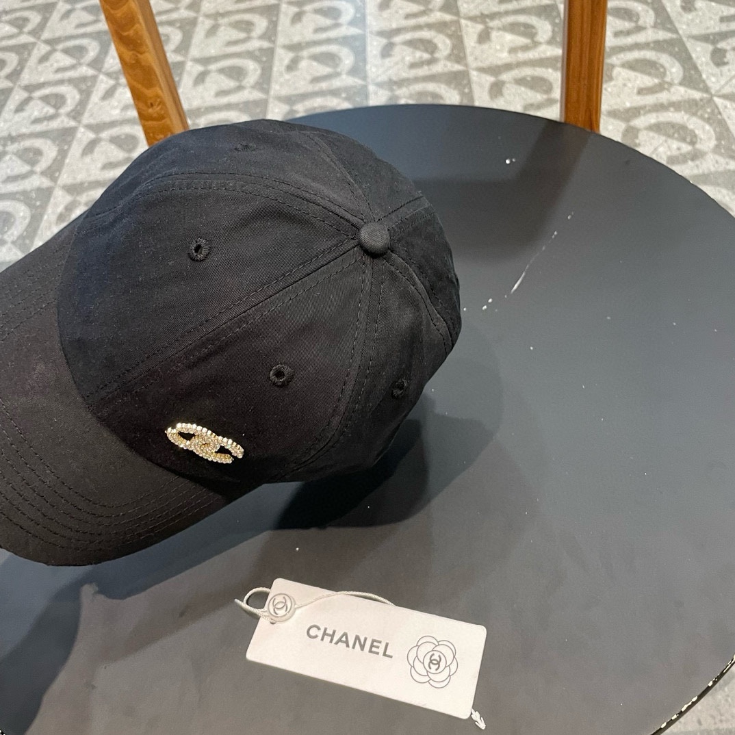  🧢香奈儿Chanel棒球帽🧢，时尚经典款！
可以戴N多年的款式，全棉材质，超舒适，一年四季都是陪你搭配