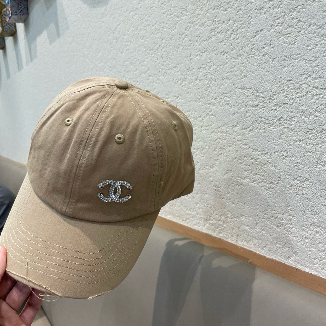  🧢香奈儿Chanel棒球帽🧢，时尚经典款！
可以戴N多年的款式，全棉材质，超舒适，一年四季都是陪你搭配
