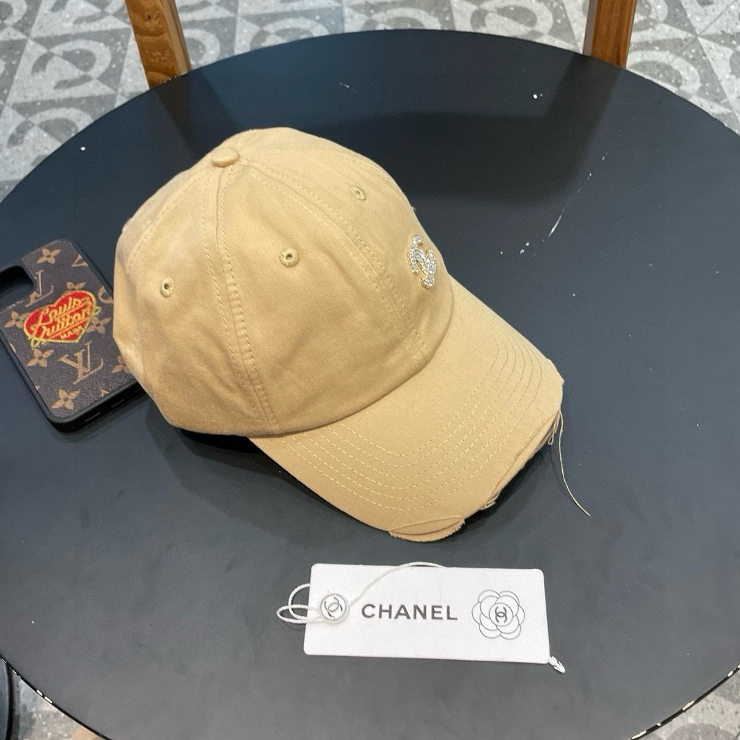  🧢香奈儿Chanel棒球帽🧢，时尚经典款！
可以戴N多年的款式，全棉材质，超舒适，一年四季都是陪你搭配