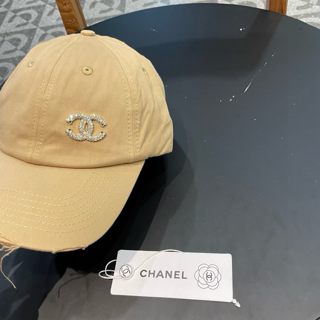 🧢香奈儿Chanel棒球帽🧢，时尚经典款！
可以戴N多年的款式，全棉材质，超舒适，一年四季都是陪你搭配