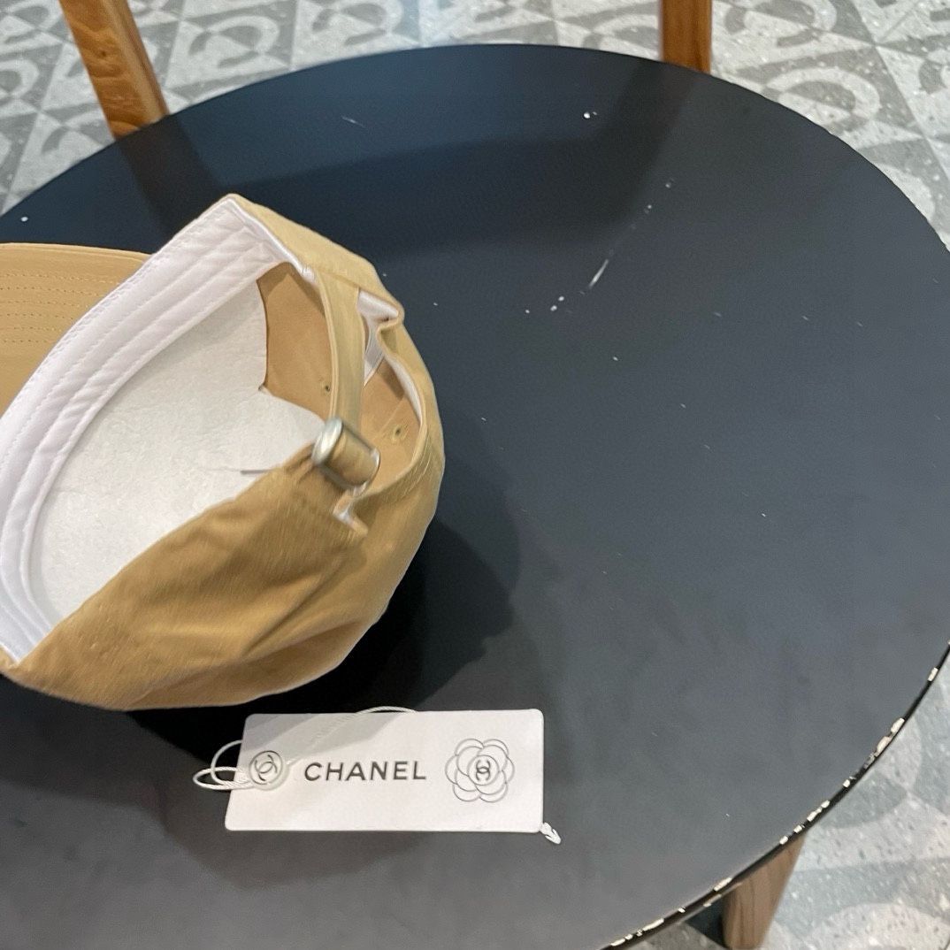  🧢香奈儿Chanel棒球帽🧢，时尚经典款！
可以戴N多年的款式，全棉材质，超舒适，一年四季都是陪你搭配