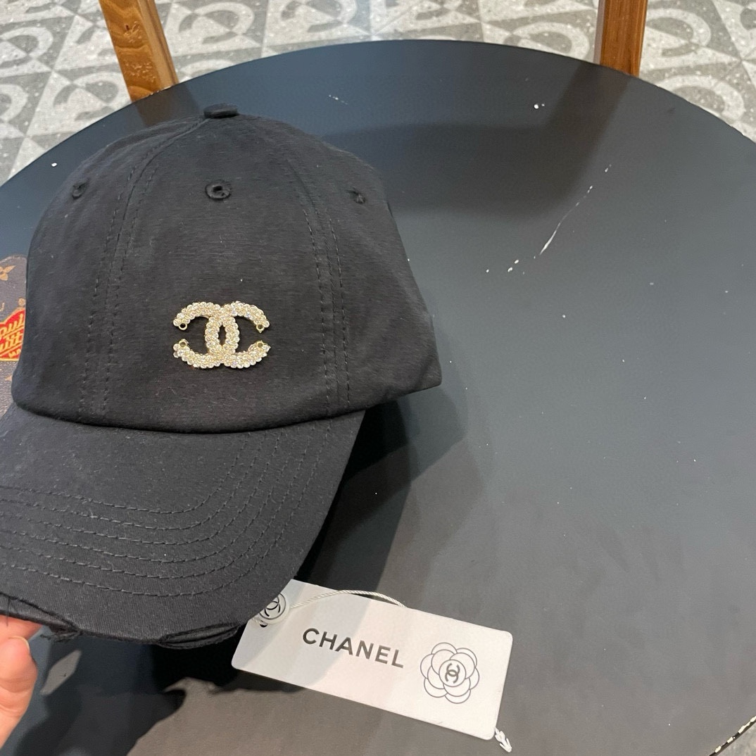  🧢香奈儿Chanel棒球帽🧢，时尚经典款！
可以戴N多年的款式，全棉材质，超舒适，一年四季都是陪你搭配