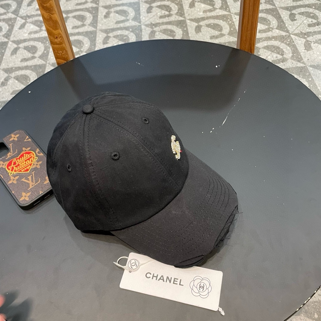  🧢香奈儿Chanel棒球帽🧢，时尚经典款！
可以戴N多年的款式，全棉材质，超舒适，一年四季都是陪你搭配
