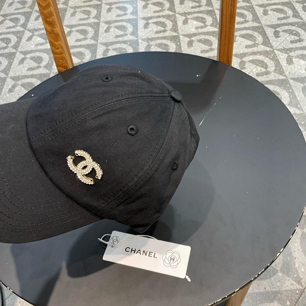  🧢香奈儿Chanel棒球帽🧢，时尚经典款！
可以戴N多年的款式，全棉材质，超舒适，一年四季都是陪你搭配