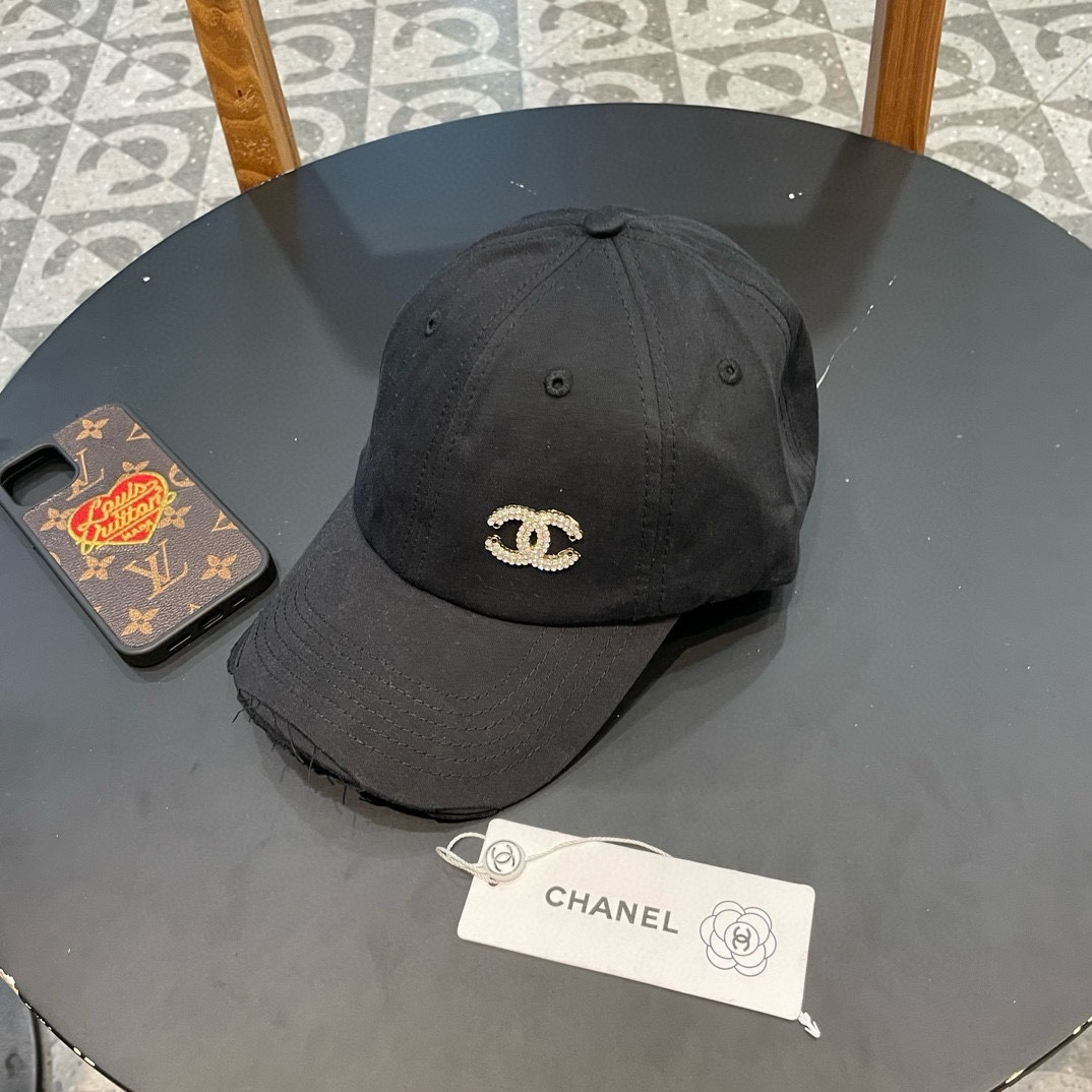 🧢香奈儿Chanel棒球帽🧢，时尚经典款！
可以戴N多年的款式，全棉材质，超舒适，一年四季都是陪你搭配