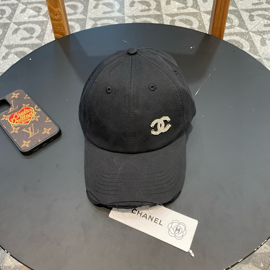  🧢香奈儿Chanel棒球帽🧢，时尚经典款！
可以戴N多年的款式，全棉材质，超舒适，一年四季都是陪你搭配