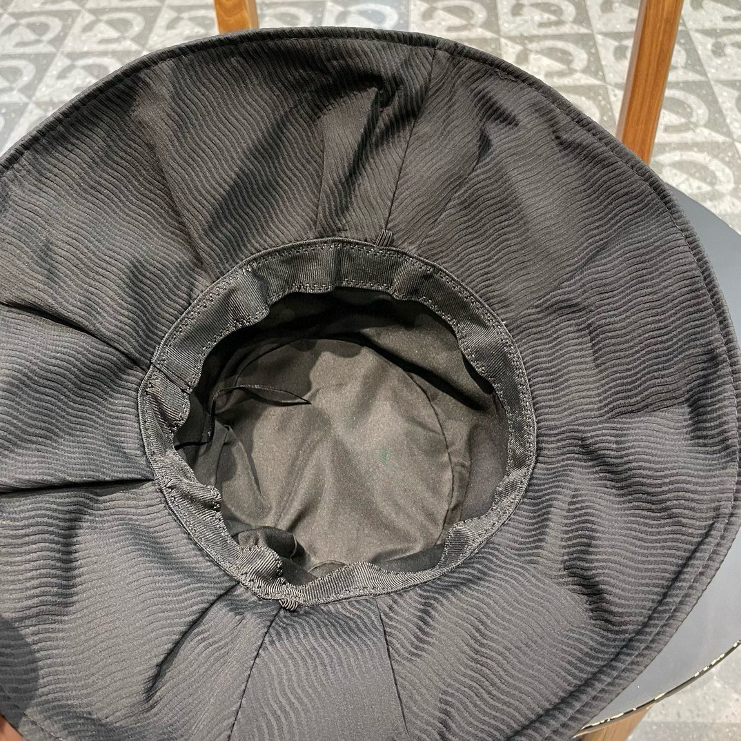  巴黎世家新款洗水牛仔渔夫🛒
牛仔渔夫帽真的是百搭单品！随意搭都有范儿～
简直是不想洗头星人的快乐🙂