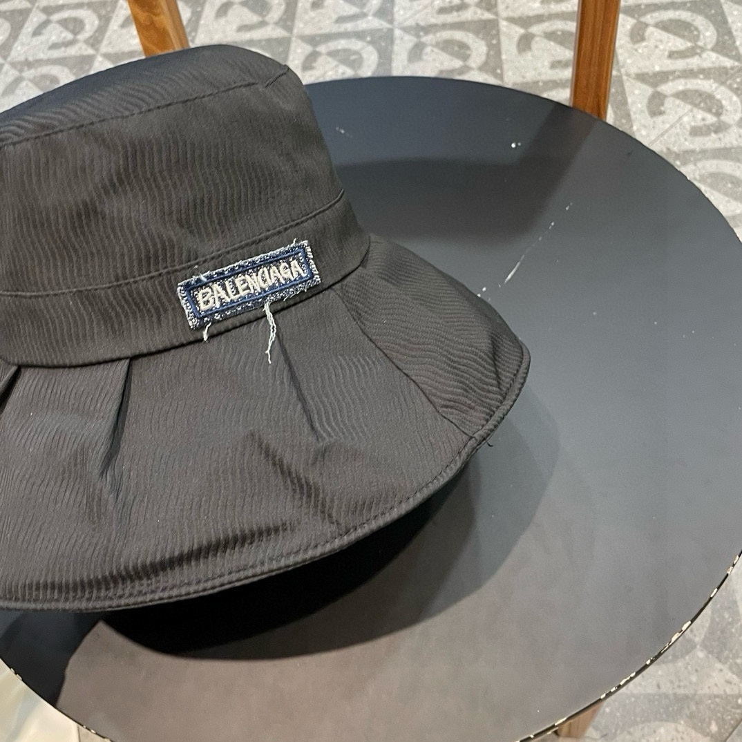  巴黎世家新款洗水牛仔渔夫🛒
牛仔渔夫帽真的是百搭单品！随意搭都有范儿～
简直是不想洗头星人的快乐🙂