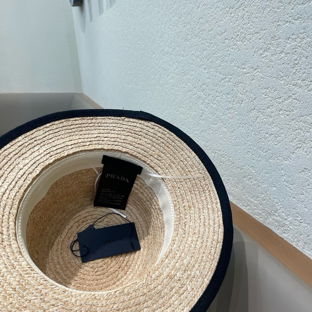 【PRADA普拉达】新款大牌织带拉菲草平顶草帽，出街必备超好搭配，赶紧入手！