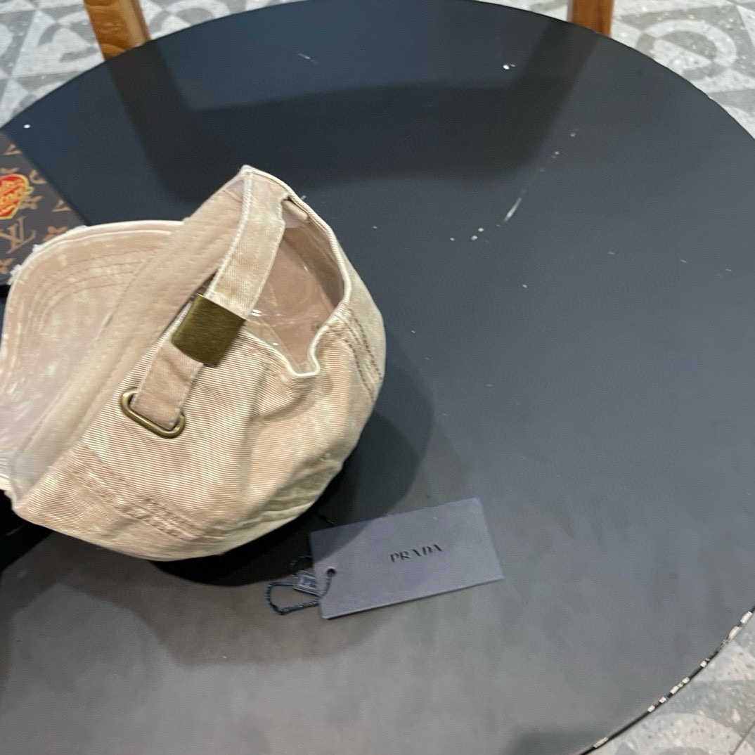  普拉达Prada 经典三角标棒球帽🧢万能必留款 戴一万年都好看 日常刚需 颜色完美 帽型正点 简直谁戴