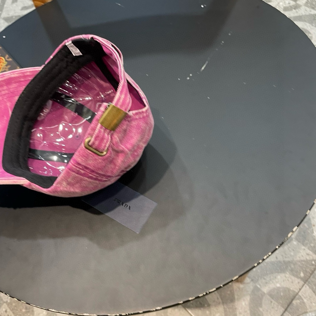 普拉达Prada 经典三角标棒球帽🧢万能必留款 戴一万年都好看 日常刚需 颜色完美 帽型正点 简直谁戴
